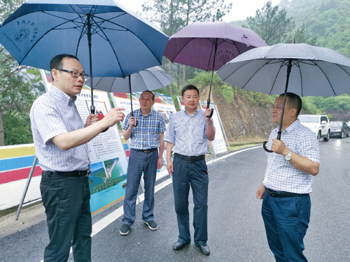 副主任孙校伟(左一)在云和县人民政部副县长周坚(左三)